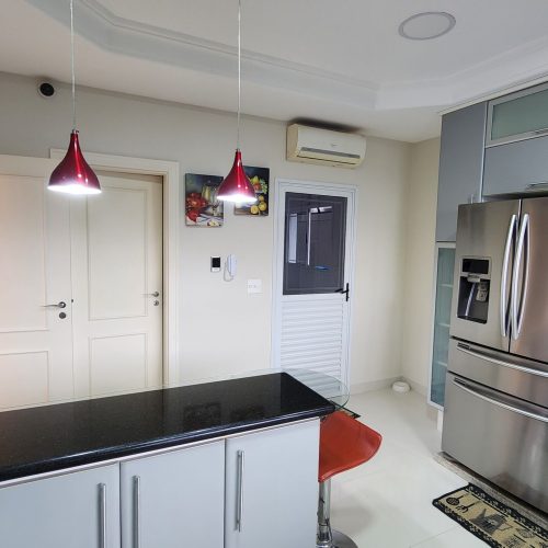 Cozinha vista dispensa e área de serviço