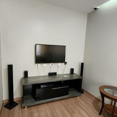 Sala de TV piso superior visão TV vertical