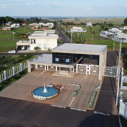 Sequence 01.00_02_33_22.Still009